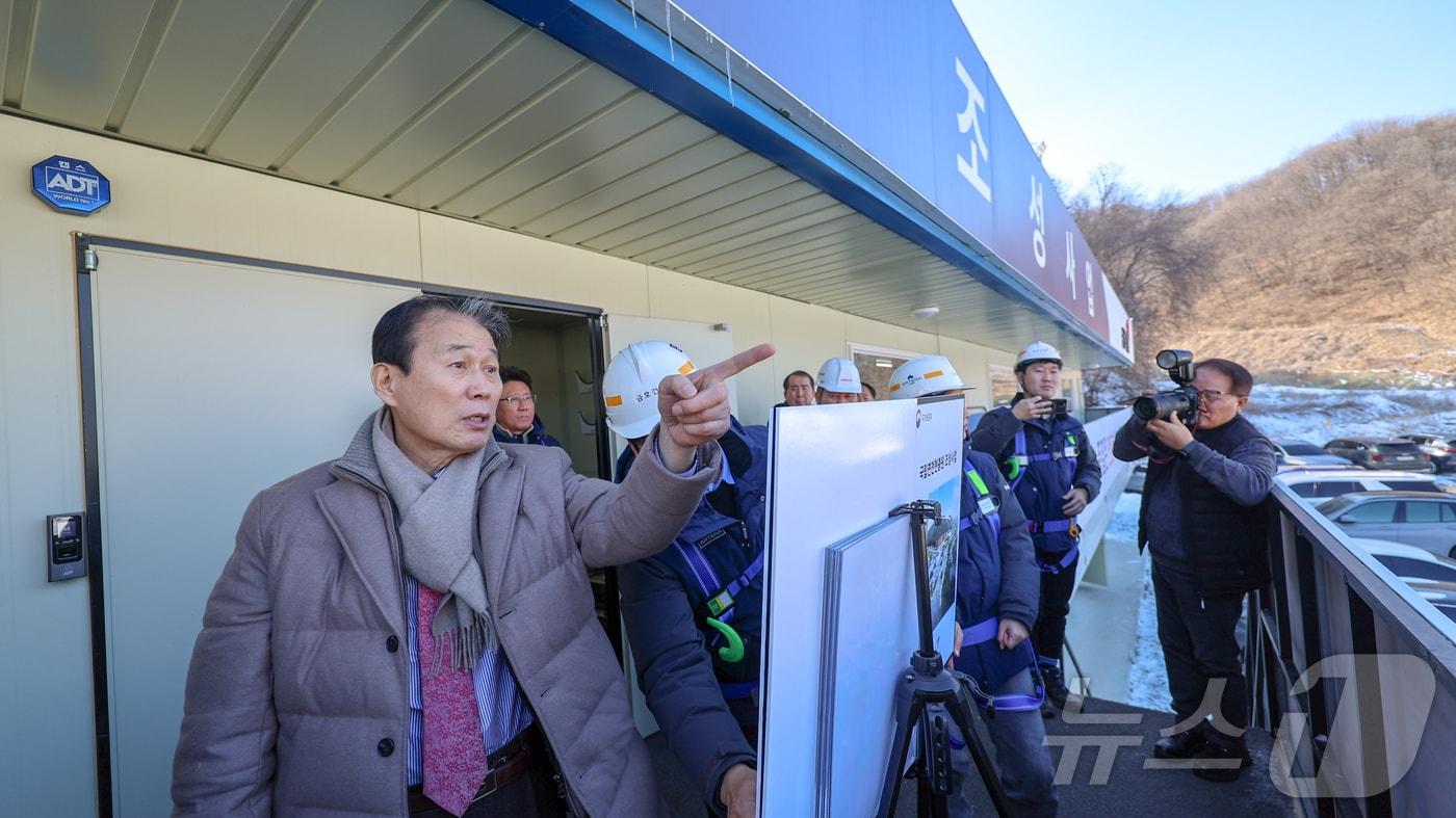 본문 이미지 - 권오을 국가보훈부 장관이 2일 오후 경기 연천군 국립연천현충원 조성사업 공사현장에 방문해 직원들과 함께 공사현장을 점검하고 있다. (국가보훈부 제공. 재판매 및 DB 금지) 2026.2.2/뉴스1