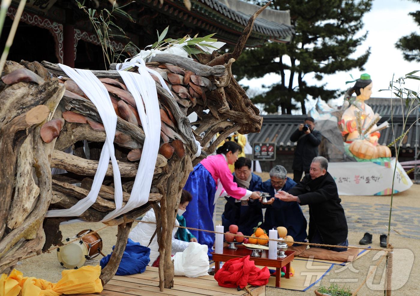 본문 이미지 - 제주 새봄맞이 전통축제 '탐라국 입춘굿' 첫날인 2일 오후 제주시 관덕정 앞에서 나무로 만든 소를 모시고 한 해 풍년을 기원하며 고사를 지내는 '낭쉐코사'가 봉행되고 있다. 2026.2.2/뉴스1 ⓒ News1 오미란 기자