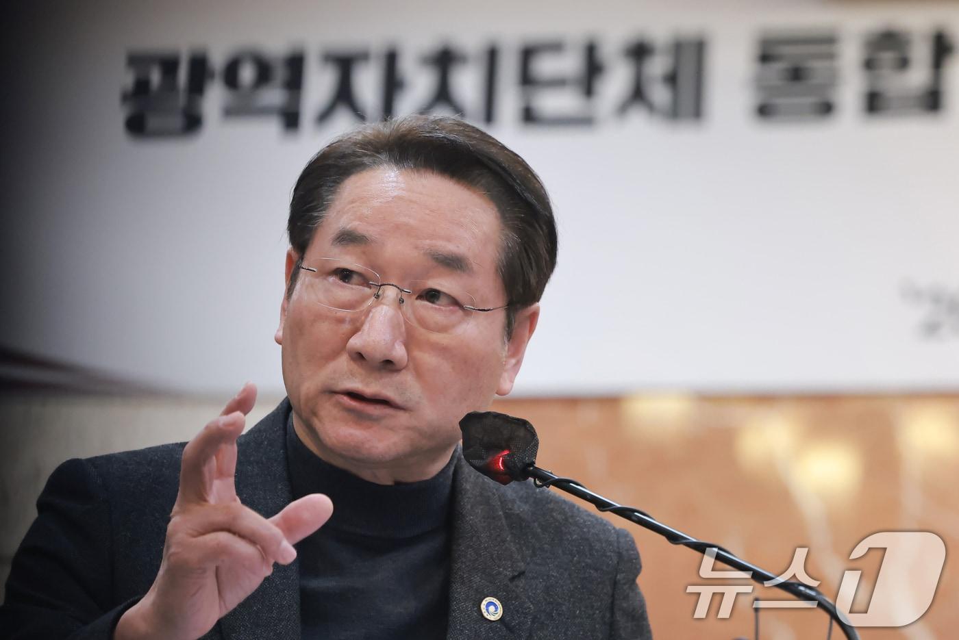 본문 이미지 - 유정복 인천시장이  지난 2일 서울 여의도 켄싱턴호텔에서 열린 광역자치단체 통합 관련 시장·도지사 연석회의에 참석해 발언하고 있다. (공동취재) 2026.2.2 ⓒ 뉴스1 김민지 기자