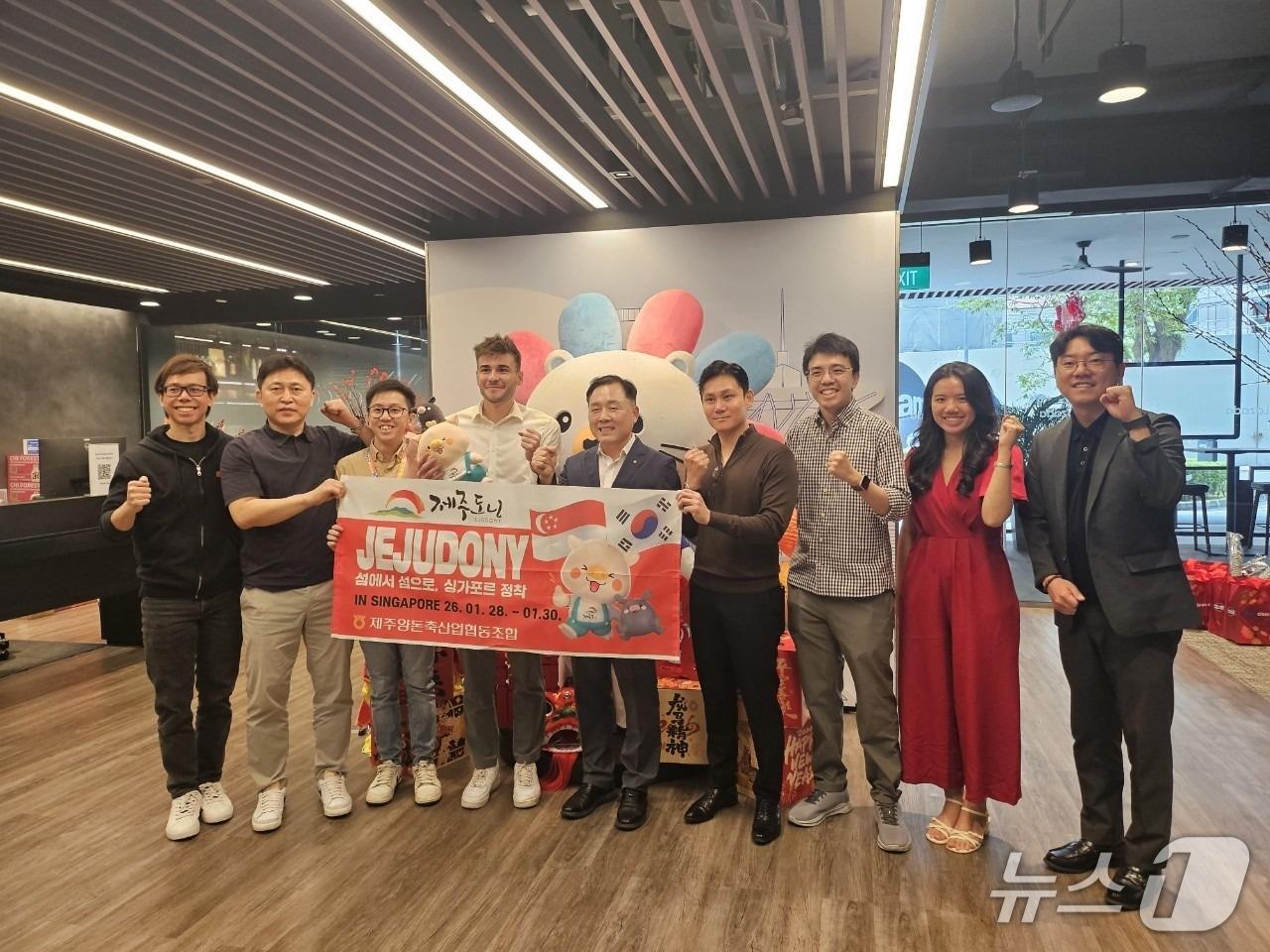 본문 이미지 - 지난달 29일 싱가포르 라자다 본사에서 열린 '제주도니' 입점식.(제주양돈농협 제공. 재판매 및 DB 금지)