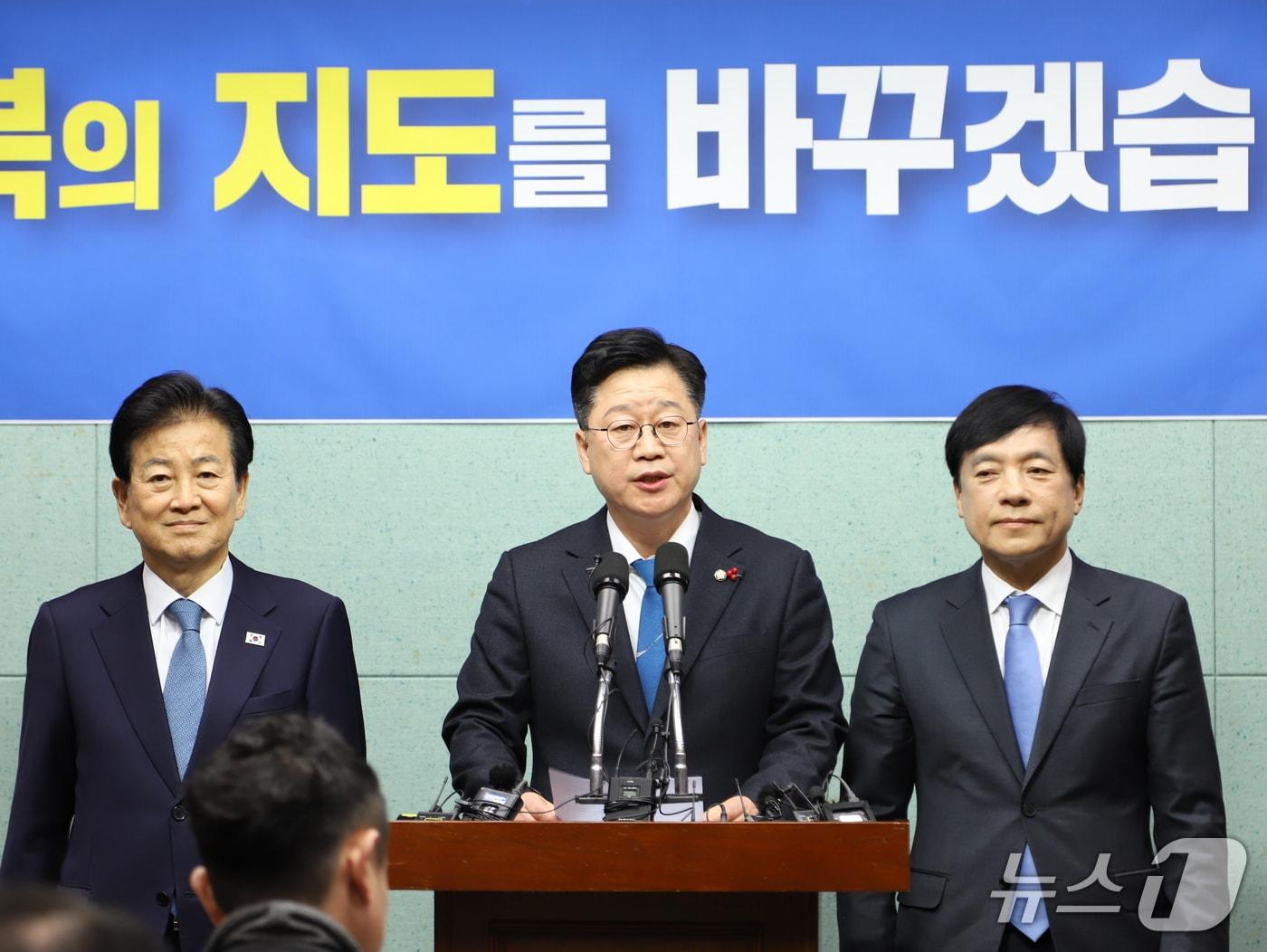 본문 이미지 - 2일 안호영 국회의원(가운데)이 정동영 통일부 장관(왼쪽), 이성윤 더불어민주당 최고위원과 함께 전주·완주 통합과 관련한 기자회견을 하고 있다./뉴스1