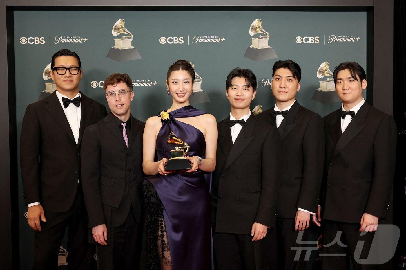 본문 이미지 - '케이팝 데몬 헌터스'(케데헌) 수록곡 '골든'으로 베스트 송 리튼 포 비주얼 미디어(Best Song Written For Visual Media)상을 수상한 이재(왼쪽 세번째)와 작곡·작사 팀이1일 미국 로스앤젤레스에서 열린 제68회 그래미 어워드에서 포즈를 취하고 있다. ⓒ AFP=뉴스1