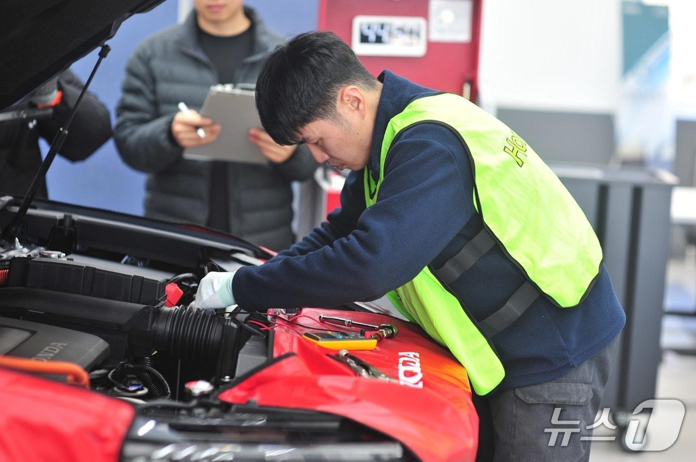 본문 이미지 - 혼다코리아가 31일 경기도 이천 소재 혼다 에듀케이션 센터에서 개최한 사내  고객 서비스(CS) 경진대회인 제17회 '혼다 CS 콘테스트'에서 참가자가 자동차를 정비하는 모습(혼다코리아 제공). 2026.01.31.
