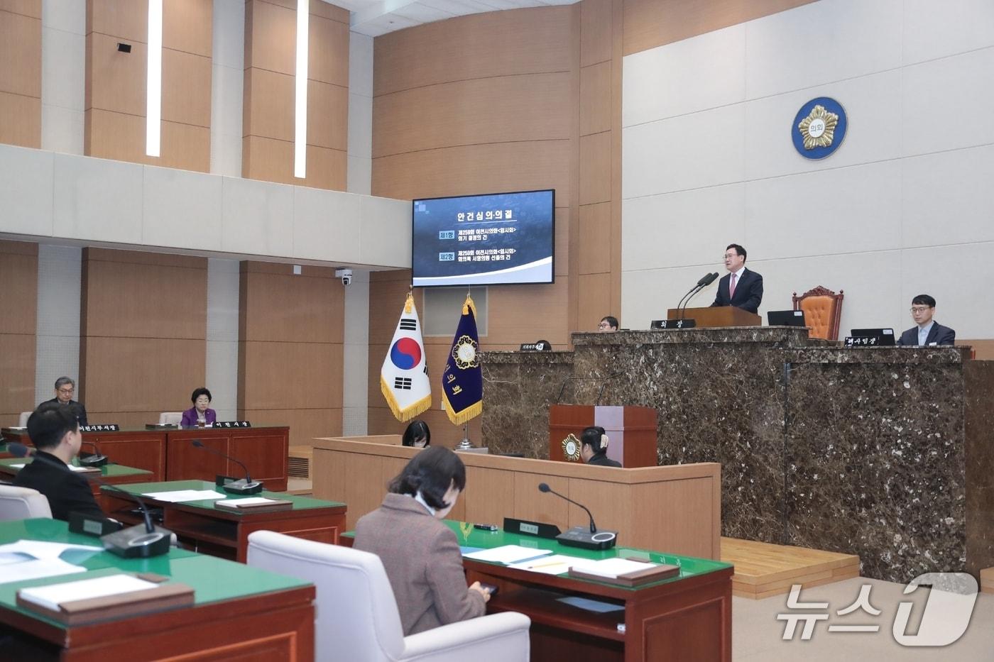 본문 이미지 - 2일 열린 이천시의회 제 259회 임시회 제 1차 본회의 모습.(시의회 제공)