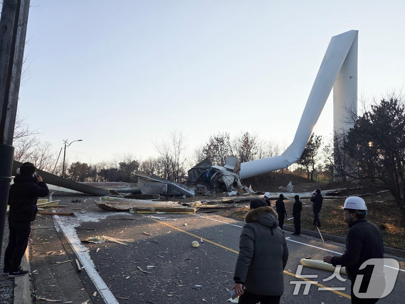 본문 이미지 - 2일 오후 4시42분쯤 경북 영덕군 영덕읍 창포풍력발전단지에서 풍력발전기 1기가 도로를 덮쳤다. 영덕군과 소방당국이 도로를 차단하고 사고를 수습하고 있다.(독자 제공, 재판매 및 FB금지) ⓒ News1 최창호 기자