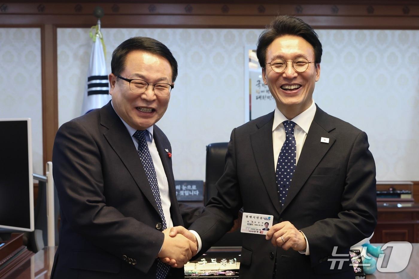 본문 이미지 - 2일 전북 익산시청에서 정헌율 시장이 김민석 국무총리에게 명예시민증을 전달한 뒤 악수를 하며 기념촬영을 하고 있다.(익산시 제공. 재판매 및 DB 금지)