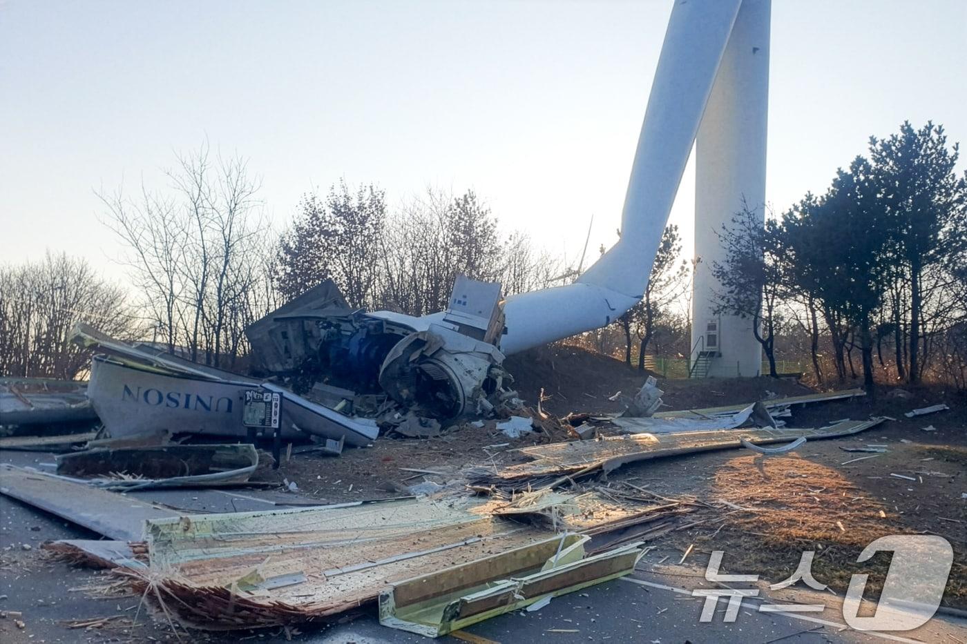 본문 이미지 - 2일 오후 4시42분쯤 경북 영덕군 영덕읍 창포풍력발전단지의 풍력발전기 1기가 넘어져 도로를 덮쳤다. (독자 제공, 재판매 및 DB금지) ⓒ News1 최창호 기자