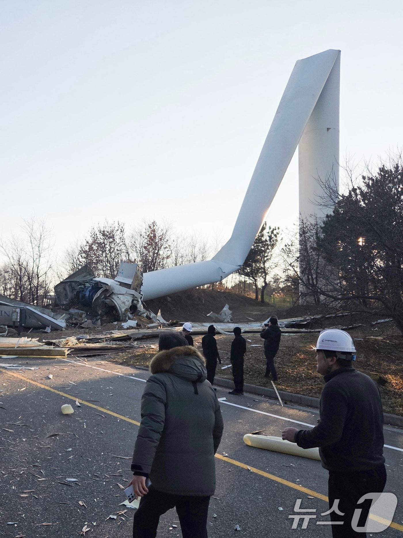 본문 이미지 - 2일 오후 4시42분쯤 경북 영덕군 영덕읍 창포풍력발전단지의 풍력발전기 1대가 넘어져 도로를 덮쳤다. (독자 제공, 재판매 및 DB금지) 2026.2.2/뉴스1 ⓒ News1 최창호 기자