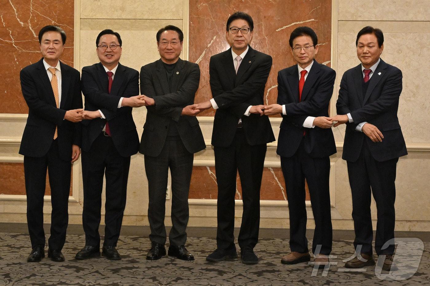 본문 이미지 - 시도지사협의회장인 유정복 인천시장을 비롯한 광역단체장이 2일 서울 여의도 켄싱턴호텔에서 열린 광역자치단체 통합 관련 시장·도지사 연석회의에서 기념촬영을 하고 있다. 왼쪽부터 김태흠 충남도지사, 이장우 대전시장, 유정복 인천시장, 박형준 부산시장, 이철우 경북지사, 박완수 경남지사. (공동취재) 2026.2.2/뉴스1 ⓒ News1 김민지 기자