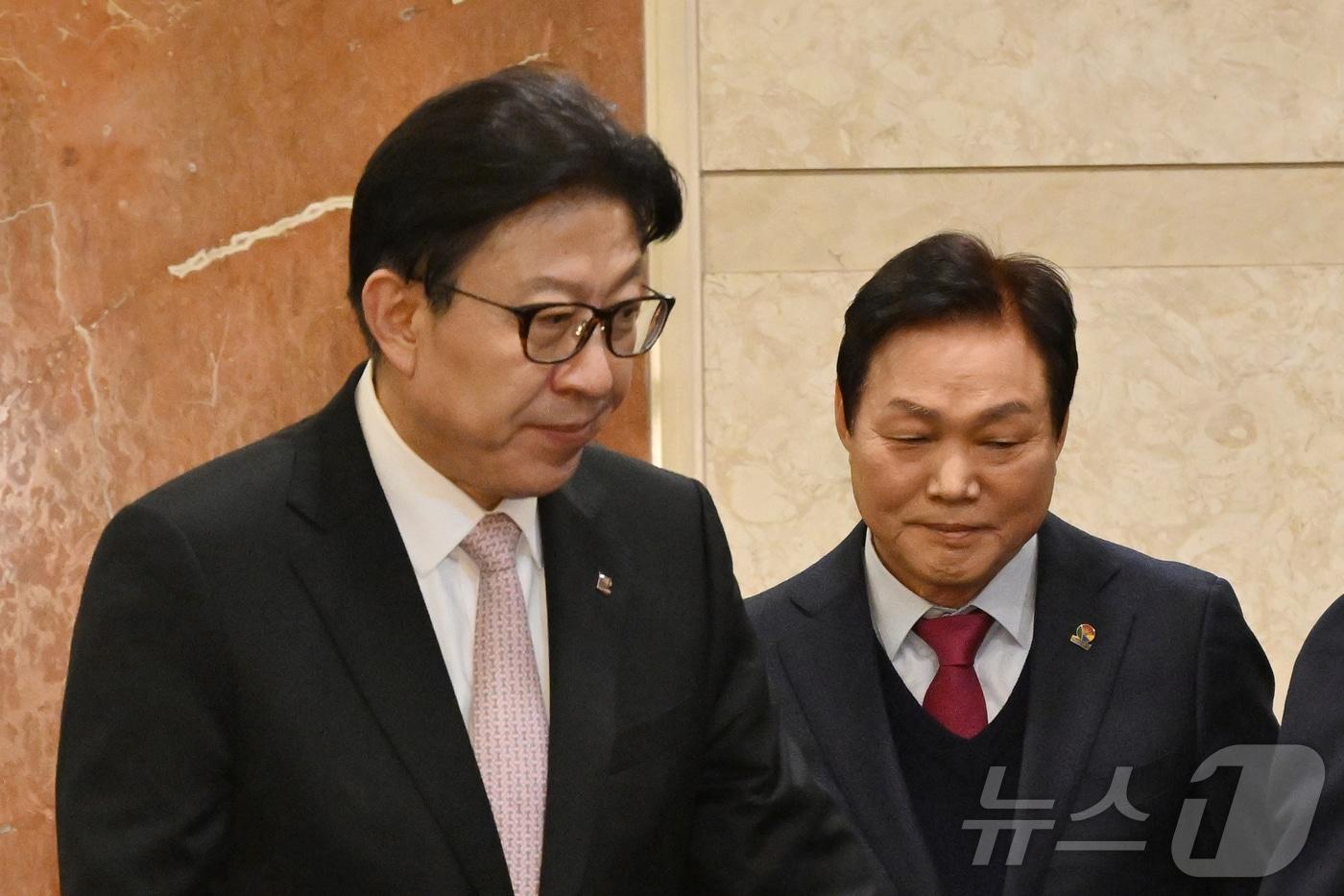 본문 이미지 - 박형준 부산시장과 박완수 경남지사가 2일 서울 여의도의 한 호텔에서 열린 광역자치단체 통합 관련 시도지사 연석회의에서 기념촬영을 마치고 이동하고 있다. (공동취재) 2026.2.2/뉴스1 ⓒ News1 김민지 기자