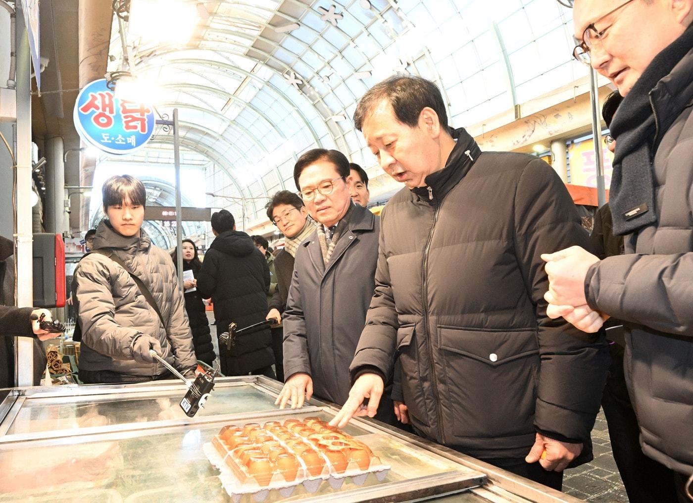 본문 이미지 - 구윤철 부총리 겸 재정경제부 장관이 2일 설 명절 성수품 수급동향 및 설 민생안정대책의 이행상황을 점검하고자 충남 천안 중앙시장을 방문했다.(재정경제부 제공)