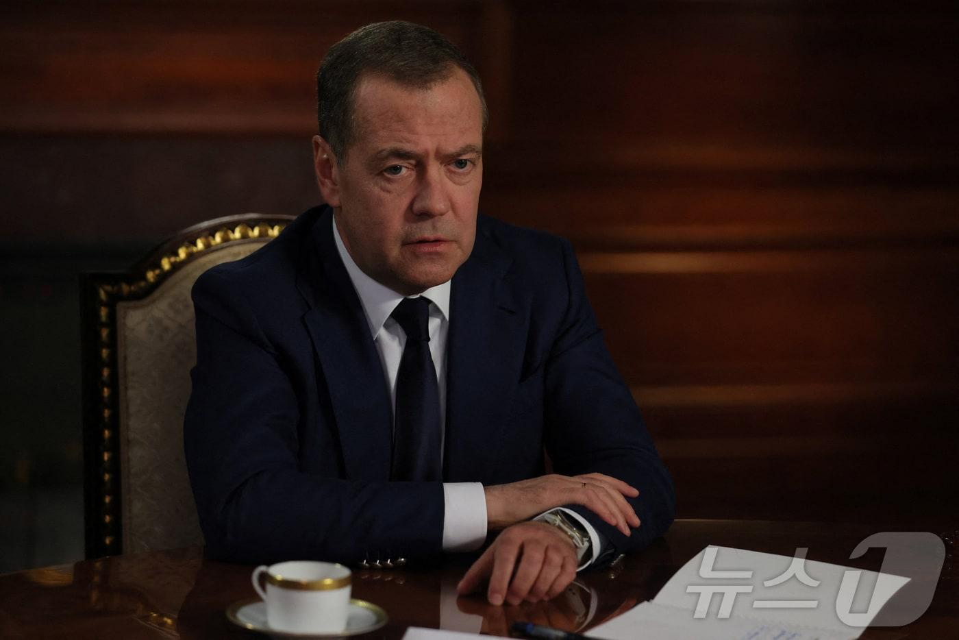 본문 이미지 - 드미트리 메드베데프 러시아 국가안보회의 부의장이 1월 29일(현지시간) 모스크바 외곽 자택에서 로이터 통신 등과 인터뷰를 하고 있다. 2025.2.2./뉴스1 ⓒ 로이터=뉴스1 ⓒ News1 이창규 기자