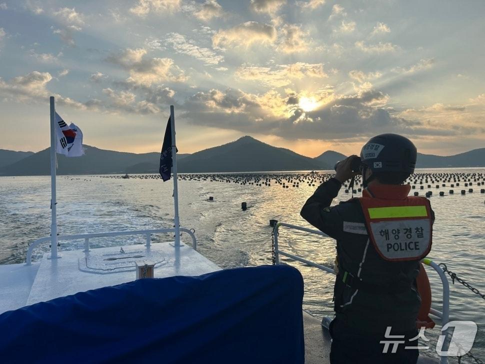 본문 이미지 - 해상 순찰하고 있는 완도해경의 모습.(완도해경 제공. 재판매 및 DB 금지)