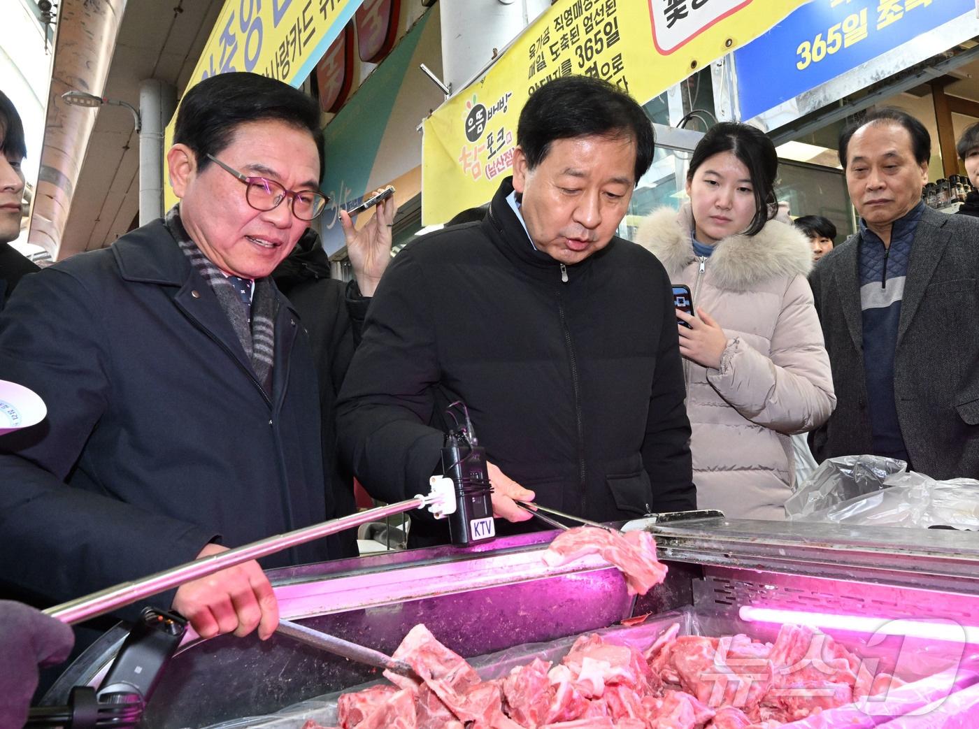 본문 이미지 - 구윤철 경제부총리 겸 재정경제부 장관이 2일 충남 천안 중앙시장을 방문해 설 명절 성수품 수급동향 및 설 민생안정대책의 이행상황을 점검하고 있다. (기재부 제공. 재판매 및 DB 금지) 2026.2.2/뉴스1