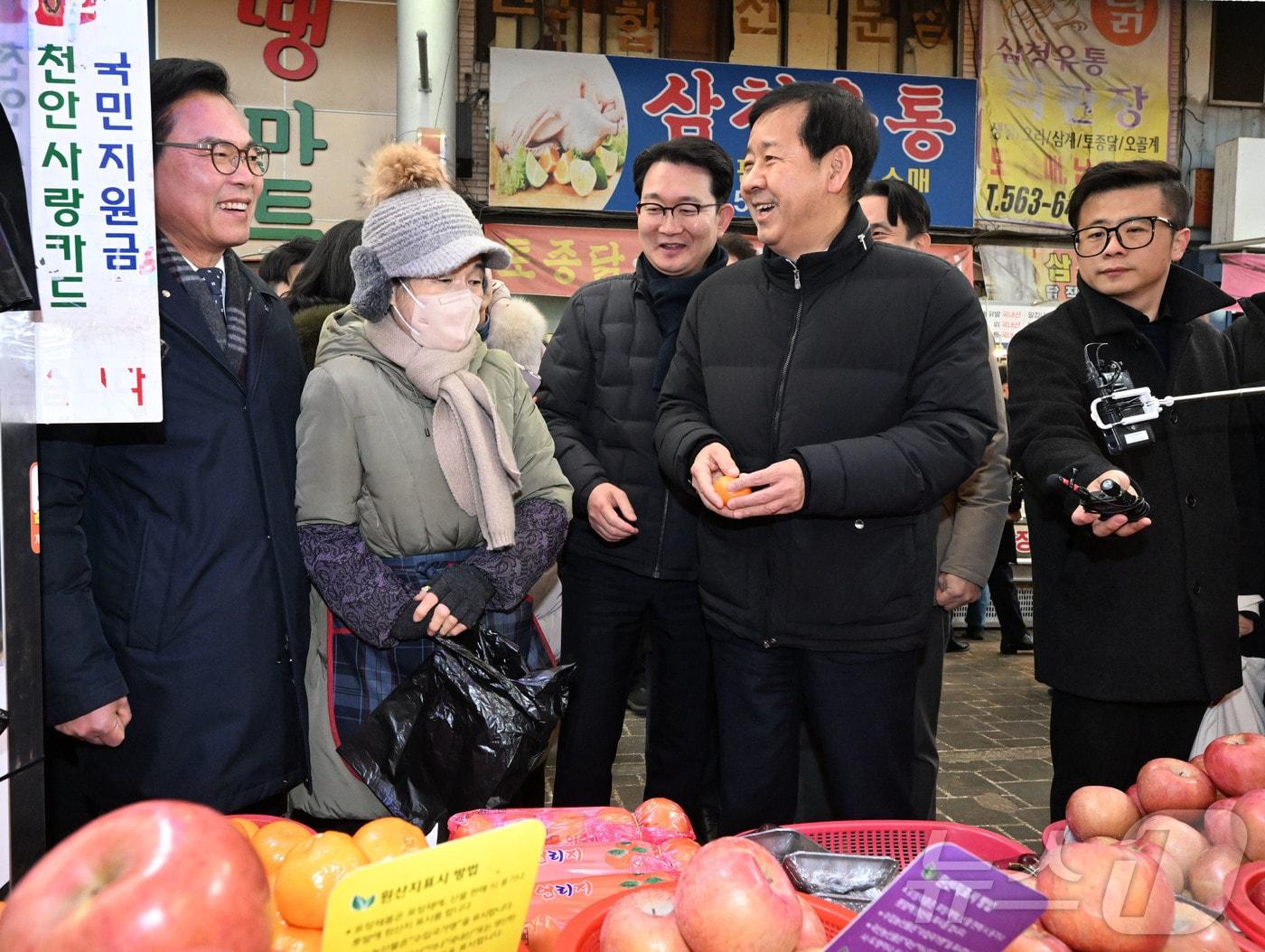 본문 이미지 - 구윤철 경제부총리 겸 재정경제부 장관이 2일 충남 천안 중앙시장을 방문해 설 명절 성수품 수급동향 및 설 민생안정대책의 이행상황을 점검하고 있다. (기재부 제공. 재판매 및 DB 금지) 2026.2.2 ⓒ 뉴스1