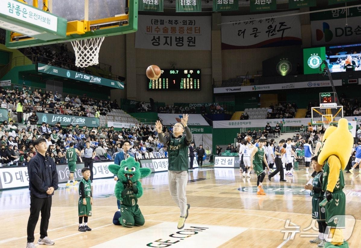 본문 이미지 - 한국보훈복지의료공단 임직원과 그 가족 등 200여 명이 지난달 30일 강원 원주종합체육관에서 DB프로미 홈경기를 관람한 가운데, 윤종진 공단 이사장이 시투자로 나섰다. (한국보훈복지의료공단 제공. 재판매 및 DB금지) 2026.2.2/뉴스1