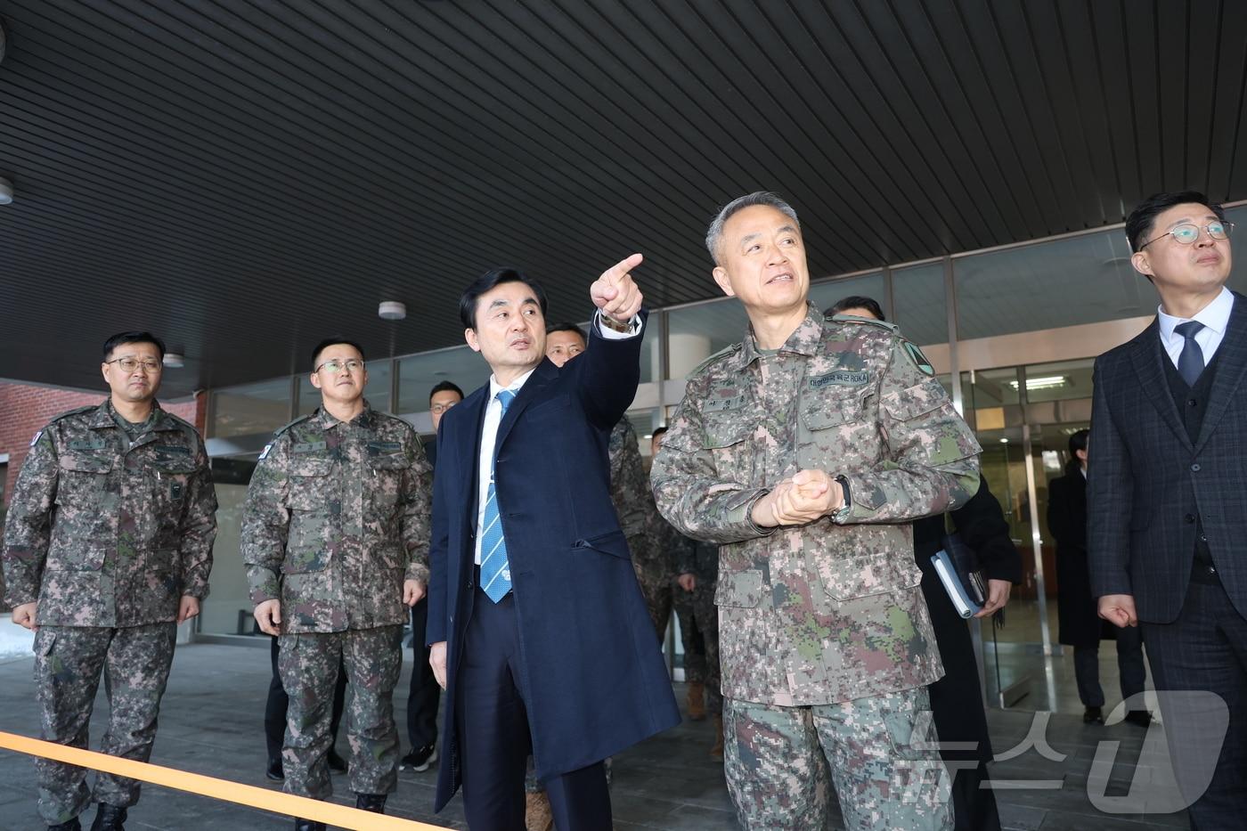 본문 이미지 - 안규백 국방부 장관이 2일 오후 육군 수도방위사령부를 방문해 대비태세를 점검하고 있다. 오른쪽은 어창준 수도방위사령관. (국방부 제공. 재판매 및 DB 금지) 2026.2.2/뉴스1