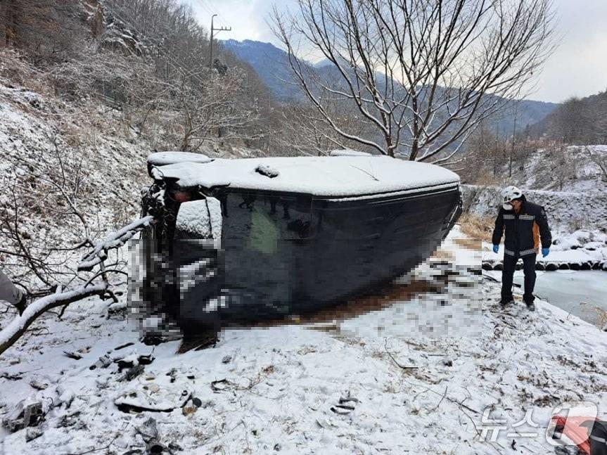 본문 이미지 - 강원 홍천군 홍천읍 장전평리 교통사고 현장.(강원도소방본부 제공, 재판매 및 DB금지)