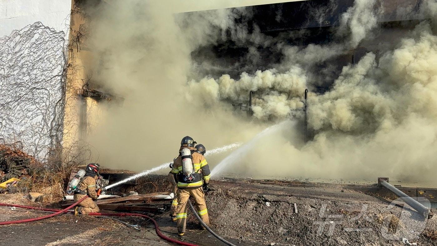 본문 이미지 - 2일 오후 12시 11분쯤 여수 돌산 한 폐공장에서 화재가 발생해 소방당국이 진압하고 있다. (전남소방본부 제공. 재판매 및 DB금지) ⓒ News1