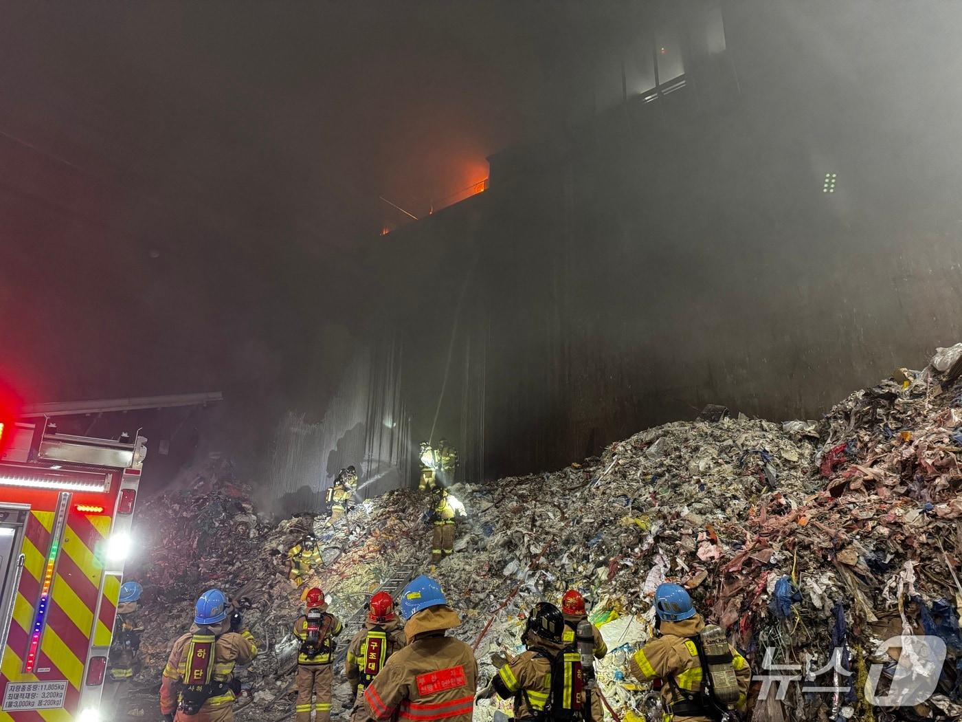 본문 이미지 - 2일 오후 부산 사하구 자원순환 시설 화재 현장.(부산소방재난본부 제공. 재판매 및 DB 금지)