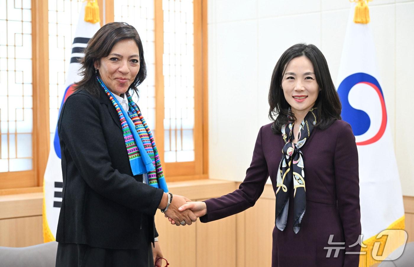 본문 이미지 - 김진아(오른쪽) 외교부 2차관, 엘리자베스 살몬 유엔 북한인권 특별보고관.(외교부 제공)