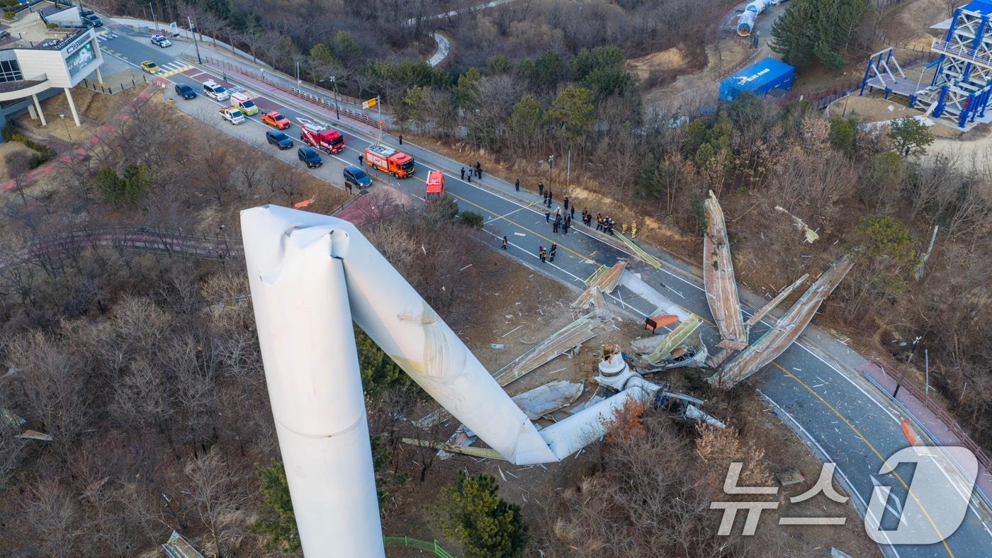 본문 이미지 - 2일 오후 4시41분쯤 경북 영덕군 영덕읍 창포풍력발전단지의 풍력발전기 1기의 기둥 가운데 부분이 꺾이면서 도로를 덮쳤다. 영덕군과 소방당국은 도로를 차단하고 수습에 나섰다.(독자제공, 재판매 및 DB금지) 2026.2.2/뉴스1 ⓒ News1 최창호 기자