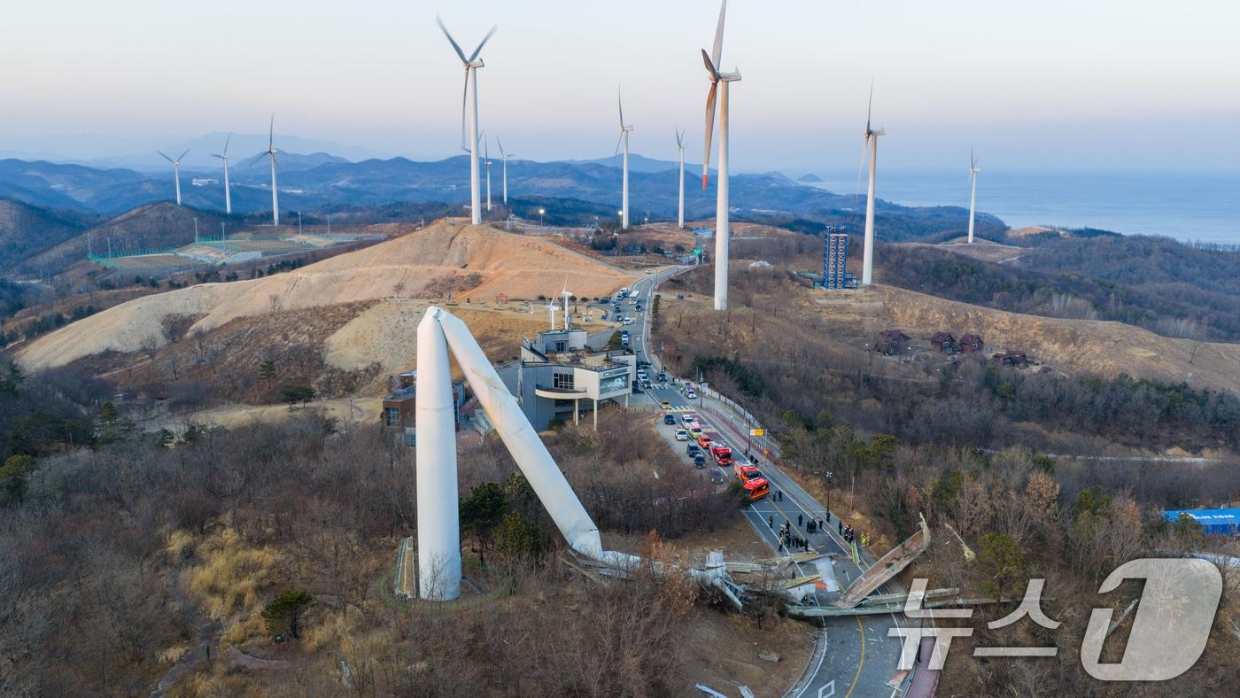 본문 이미지 - 2일 오후 영덕군 영덕읍 창포풍력발전단지에 있던 풍력발전기가 도로에 쓰러져 있다. (독자제공, 재판매 및 DB금지) 2026.2.2  /뉴스1