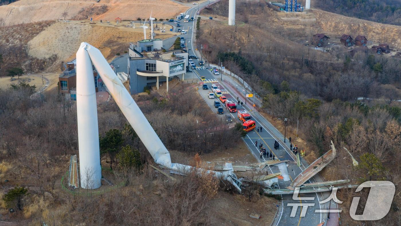 본문 이미지 - 2일 오후 4시40분쯤 경북 영덕군 영덕읍 창포풍력발전단지의 풍력발전기 1대가 꺾여 넘어지면서 도로를 덮쳤다.(독자 제공, 재판매 및 DB금지) 2026.2.2 / ⓒ 뉴스1 최창호 기자