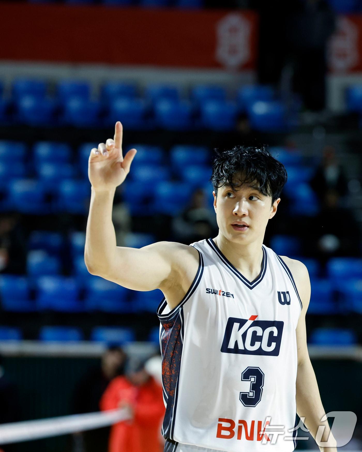 본문 이미지 - 2일 오후 서울시 송파구 잠실학생체육관에서 열린 2025-2026 LG전자 프로농구 서울 SK 나이츠와 부산 KCC 이지스의 경기에서 51득점을 넣은 KCC 허웅이 경기 종료 후 인터뷰를 마치고 코트를 떠나며 손 인사를 하고 있다. 2026.2.2/뉴스1 ⓒ News1 박정호 기자