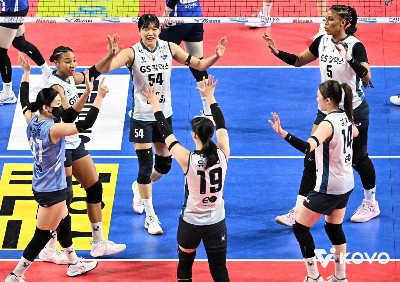 본문 이미지 -  GS칼텍스가 IBK를 3-1로 꺾고 4위와 승점 차이를 1점으로 좁혔다.(KOVO제공)