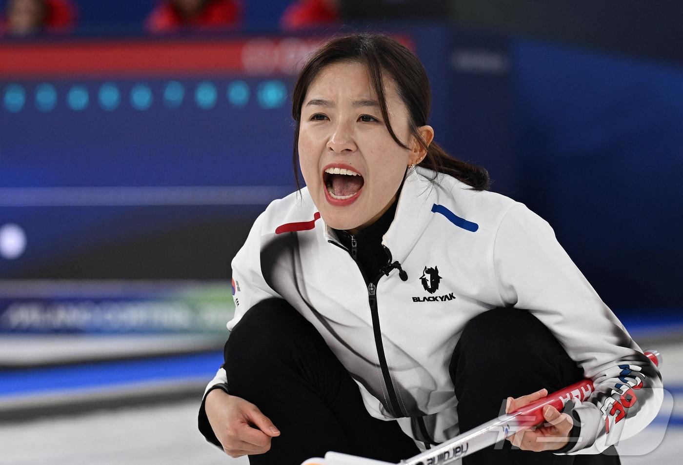 본문 이미지 - 컬링 김은지가 18일(현지시간) 이탈리아 코르티나담페초 컬링 올림픽 스타디움에서 열린 2026 밀라노ㆍ코르티나담페초 동계올림픽 컬링 여자 라운드로빈 한국과 캐나다의 경기에서 팀원들을 향해 소리지르고 있다. 2026.02.19 ⓒ 뉴스1 ⓒ 로이터=뉴스1