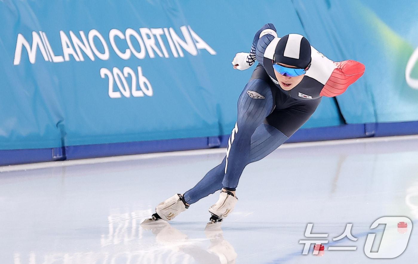 본문 이미지 - 스피드스케이팅 정재원이 19일(현지시간) 이탈리아 밀라노 스피드스케이팅 스타디움에서 열린 스피드 스케이팅 남자 1500m에서 질주하고 있다. 2026.2.20 ⓒ 뉴스1 김성진 기자