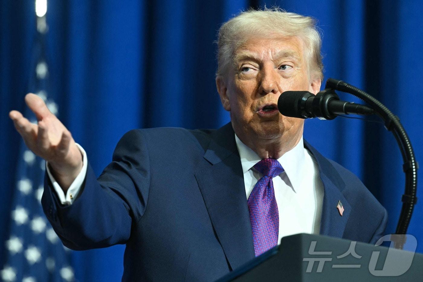 본문 이미지 - 도널드 트럼프 미국 대통령이 19일(현지시간) 워싱턴DC 평화연구소에서 열린 '평화위원회'(Board of Peace) 창립 회의에서 연설하고 있다. 2026.02.19. ⓒ AFP=뉴스1