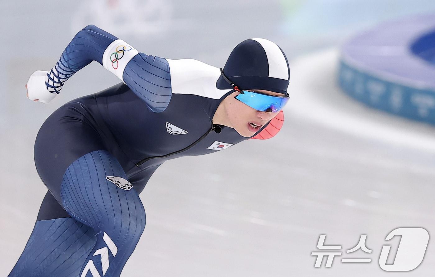 본문 이미지 - 스피드스케이팅 정재원이 19일(현지시간) 이탈리아 밀라노 스피드스케이팅 스타디움에서 열린 스피드 스케이팅 남자 1500m에서 질주하고 있다. 2026.2.20 ⓒ 뉴스1 김성진 기자