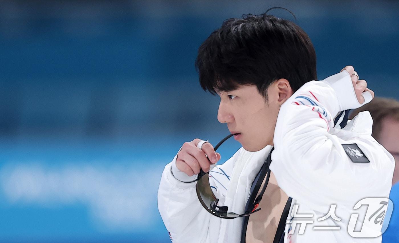 본문 이미지 - 스피드스케이팅 정재원이 19일(현지시간) 이탈리아 밀라노 스피드스케이팅 스타디움에서 열린 스피드 스케이팅 남자 1500m에 출전하고 있다. 2026.2.20 ⓒ 뉴스1 김성진 기자