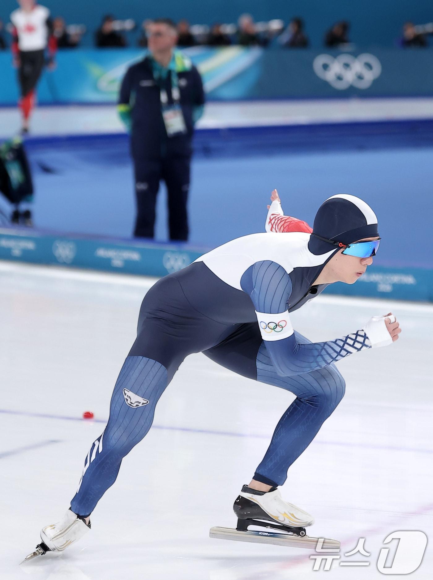 본문 이미지 - 스피드스케이팅 정재원이 19일(현지시간) 이탈리아 밀라노 스피드스케이팅 스타디움에서 열린 스피드 스케이팅 남자 1500m에서 스타트 하고 있다. 2026.2.20 ⓒ 뉴스1 김성진 기자