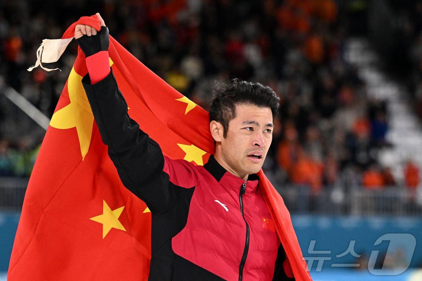 본문 이미지 - 20일(한국시간) 열린 2026 밀라노 코르티나 동계 올림픽 빙속 1500m 에서 금메달을 차지한 닝중옌(중국)이 중국 국기를 펼치며 기뻐하고 있다.ⓒ AFP=뉴스1