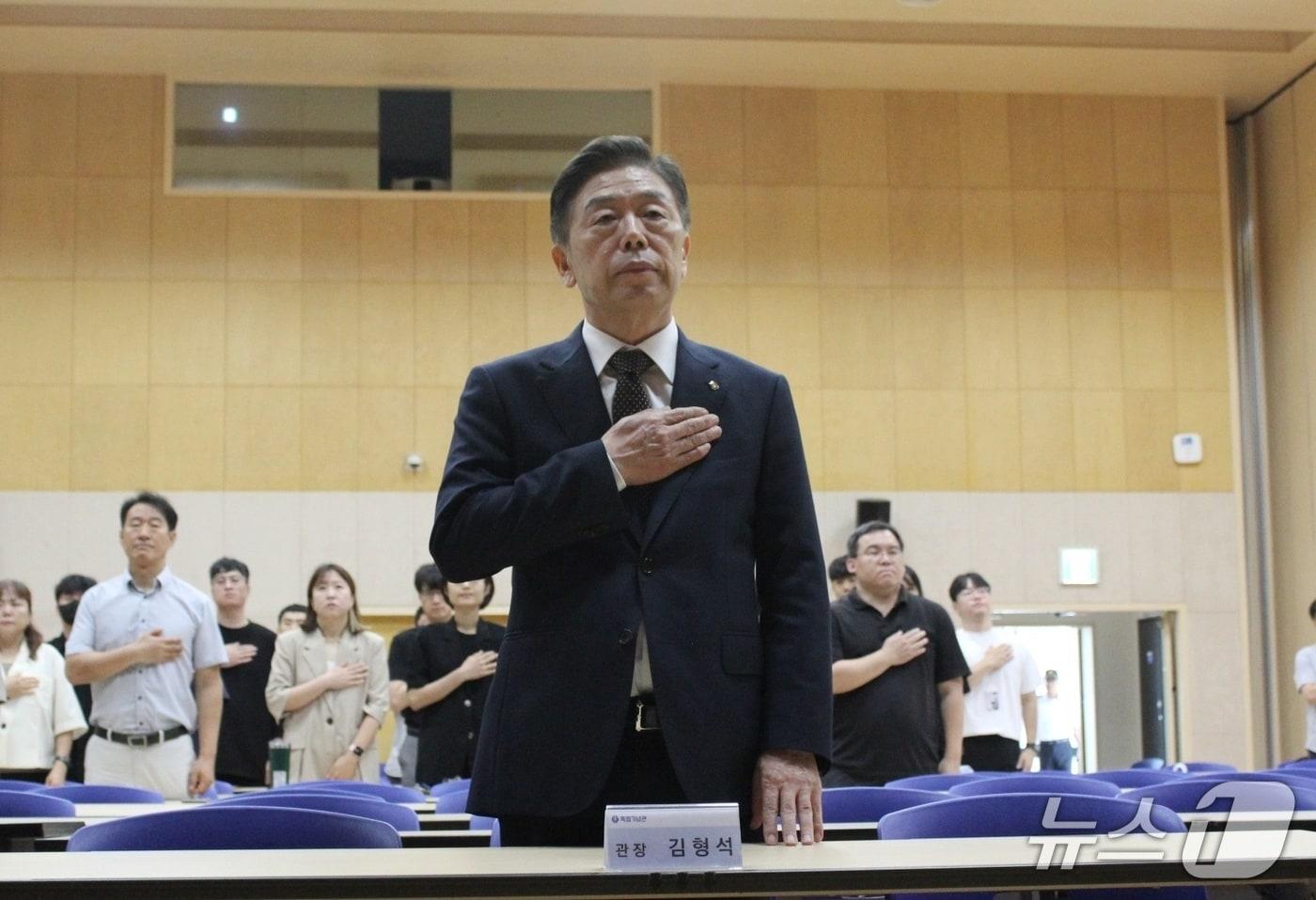 본문 이미지 - 2024년 8월 8일 제13대 독립기념관장 취임식에서 김형석 관장이 국민의례를 하고 있다. 2024.8.8 ⓒ 뉴스1 이시우 기자