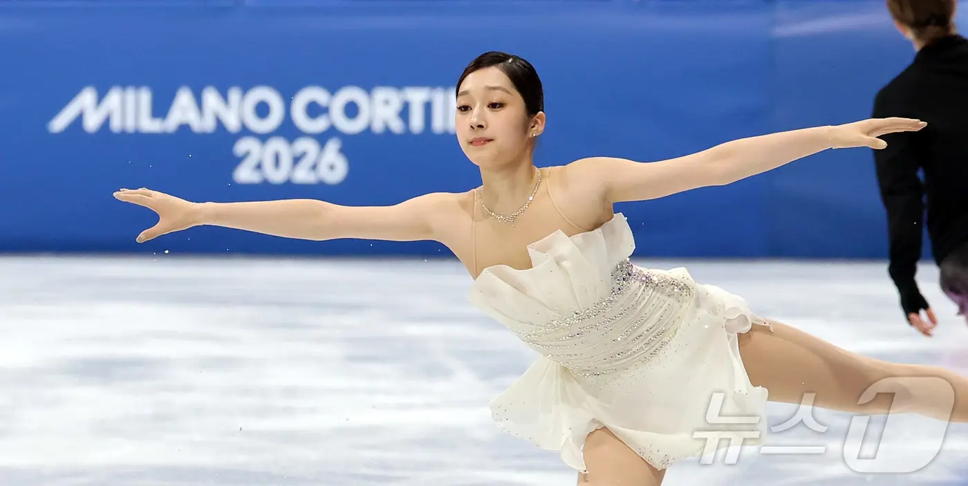 본문 이미지 - 피겨 신지아가 19일(현지시간) 이탈리아 밀라노 아이스스케이팅 아레나에서 열린 2026 밀라노·코르티나담페초 동계올림픽 피겨 스케이팅 여자 싱글 프리 스케이팅 경기에 앞서 몸을 풀고 있다. 2026.2.20 ⓒ 뉴스1 김진환 기자