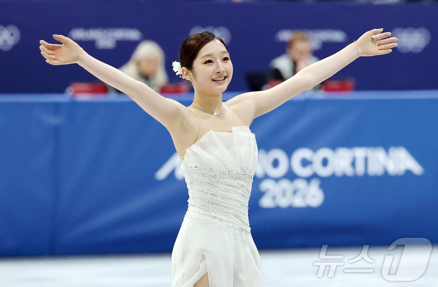본문 이미지 - 피겨 신지아가 19일(현지시간) 이탈리아 밀라노 아이스스케이팅 아레나에서 열린 2026 밀라노·코르티나담페초 동계올림픽 피겨 스케이팅 여자 싱글 프리 스케이팅에서 연기를 마친 뒤 관중석 응원 온 팬들을 향해 인사를 하고 있다. 신지아는 이날 싱글 프리 스케이팅에서 기술점수(TES) 75.05점, 예술점수(PCS) 65.97점으로 합계 141.02점을 기록했다. 2026.2.20 ⓒ 뉴스1 김진환 기자
