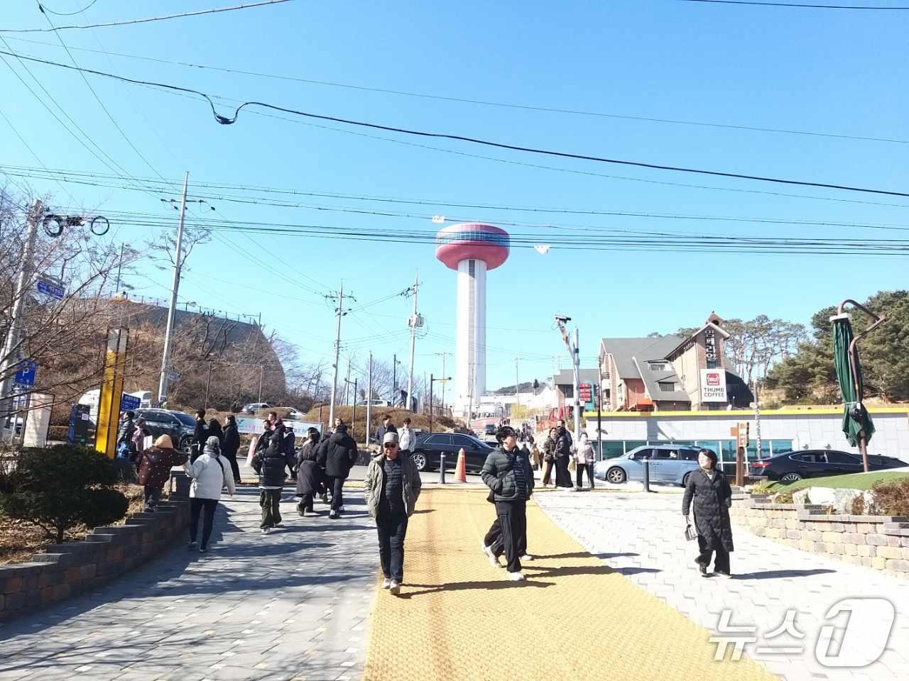 본문 이미지 - 예산군 예당관광지에 방문객들이 북적이는 모습. (예산군 제공, 재판매 및 DB금지) / 뉴스1