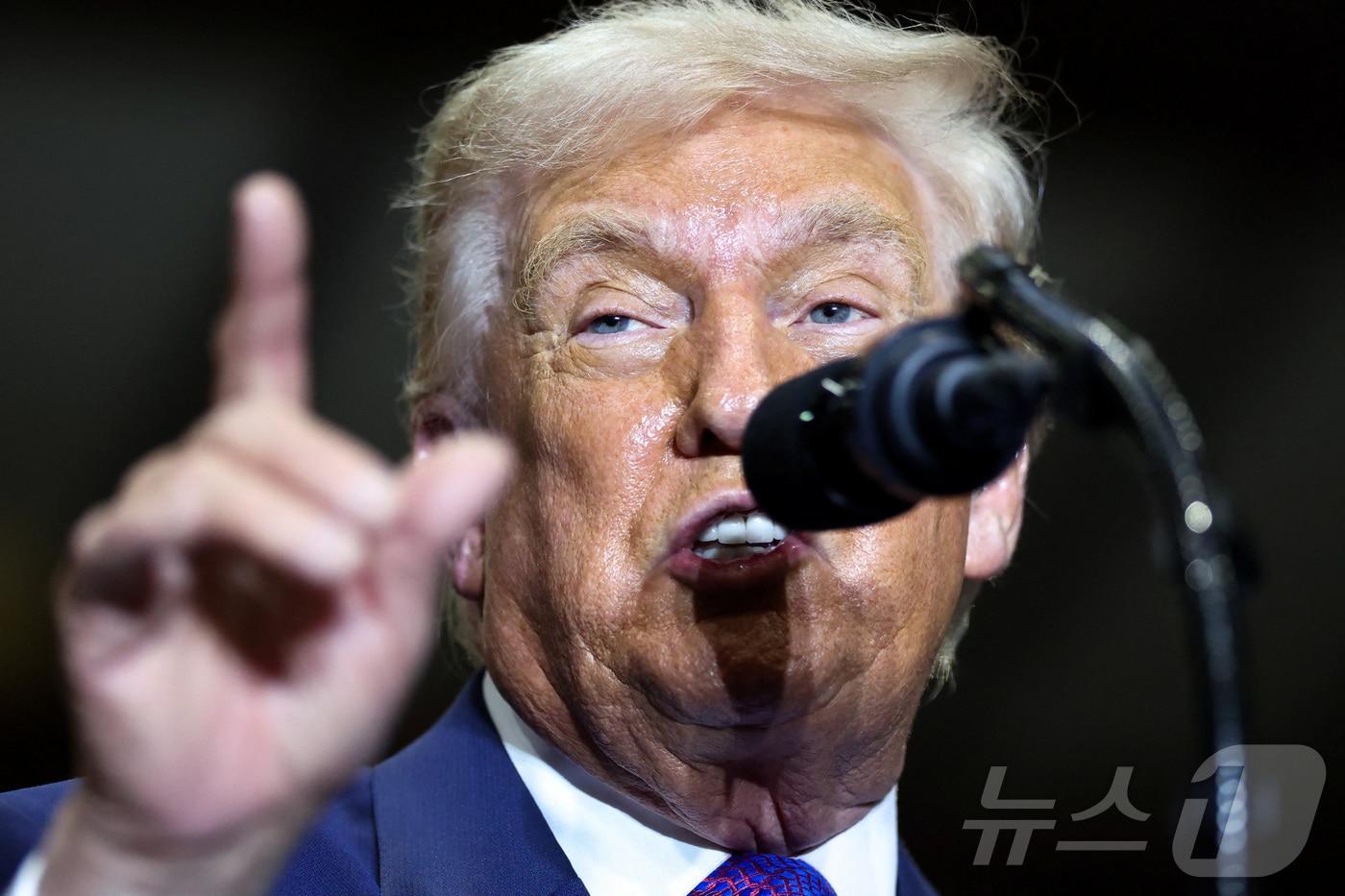 본문 이미지 - 도널드 트럼프 미국 대통령이 19일(현지시간) 조지아주 롬(Rome)에 소재한 쿠사스틸에서 연설하고 있다. 2026.02.19. ⓒ 로이터=뉴스1