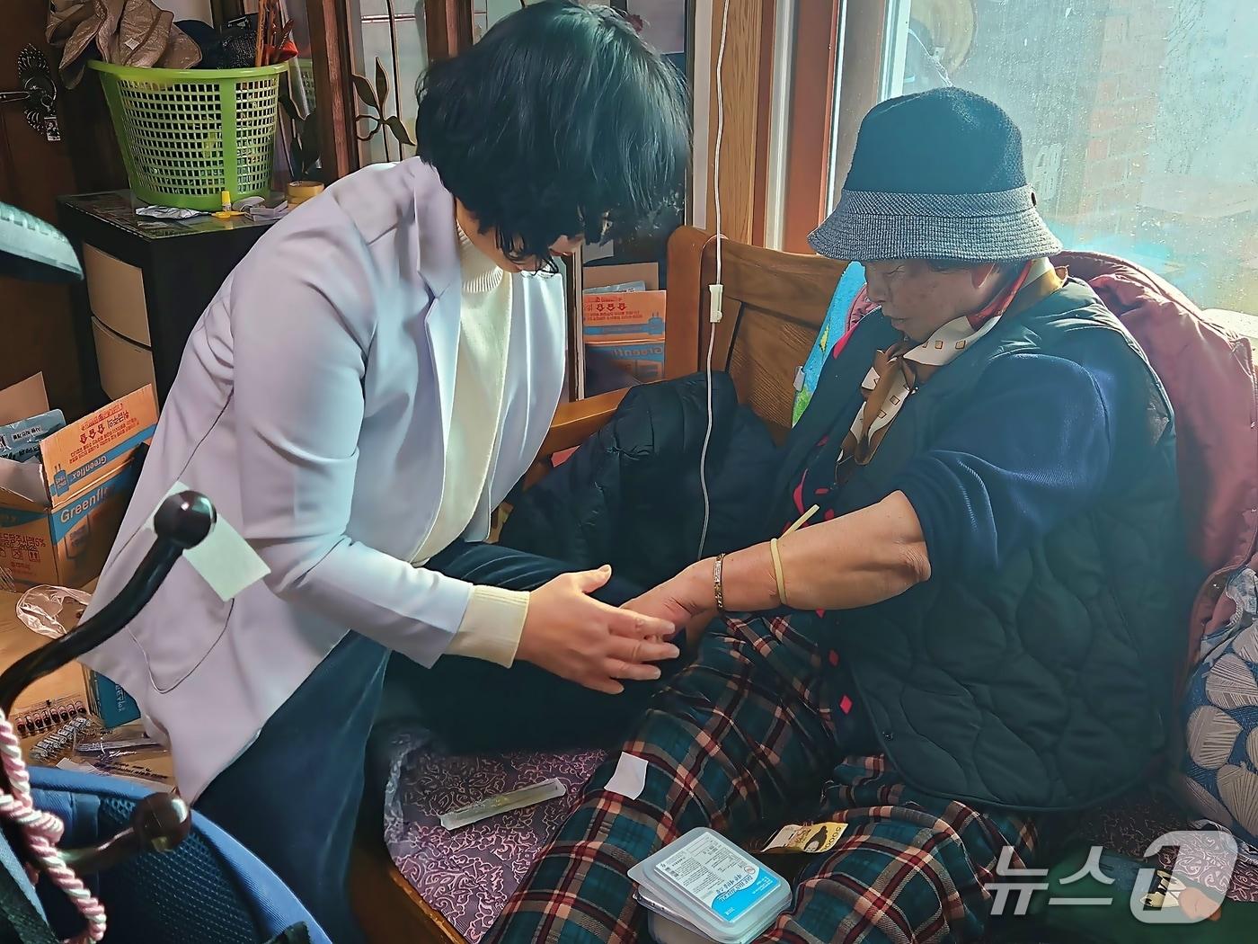 본문 이미지 - 충북 증평군이 '증평형 노인복지 모델'로 시행 중인 방문 진료 서비스 모습.(증평군 제공, 재판매 및 DB금지)/뉴스1