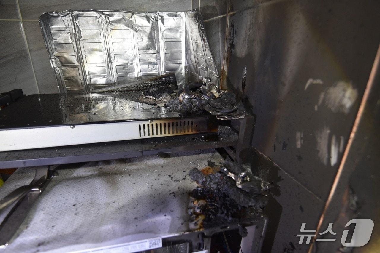 본문 이미지 - 그을 전기레인지(대전소방본부 제공) /뉴스1