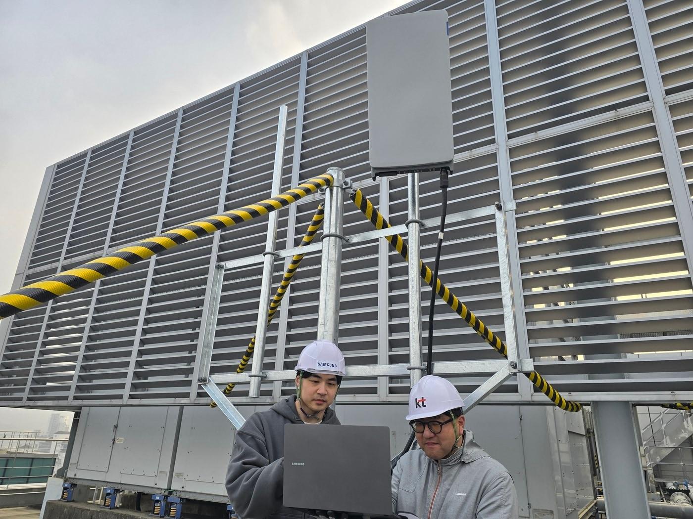 본문 이미지 - 삼성전자 차세대통신연구센터와 KT 연구진이 서울 우면동 소재 삼성전자 서울R&D캠퍼스에서 초고집적 다중 안테나 기술을 검증하고 있다.(삼성전자 제공)