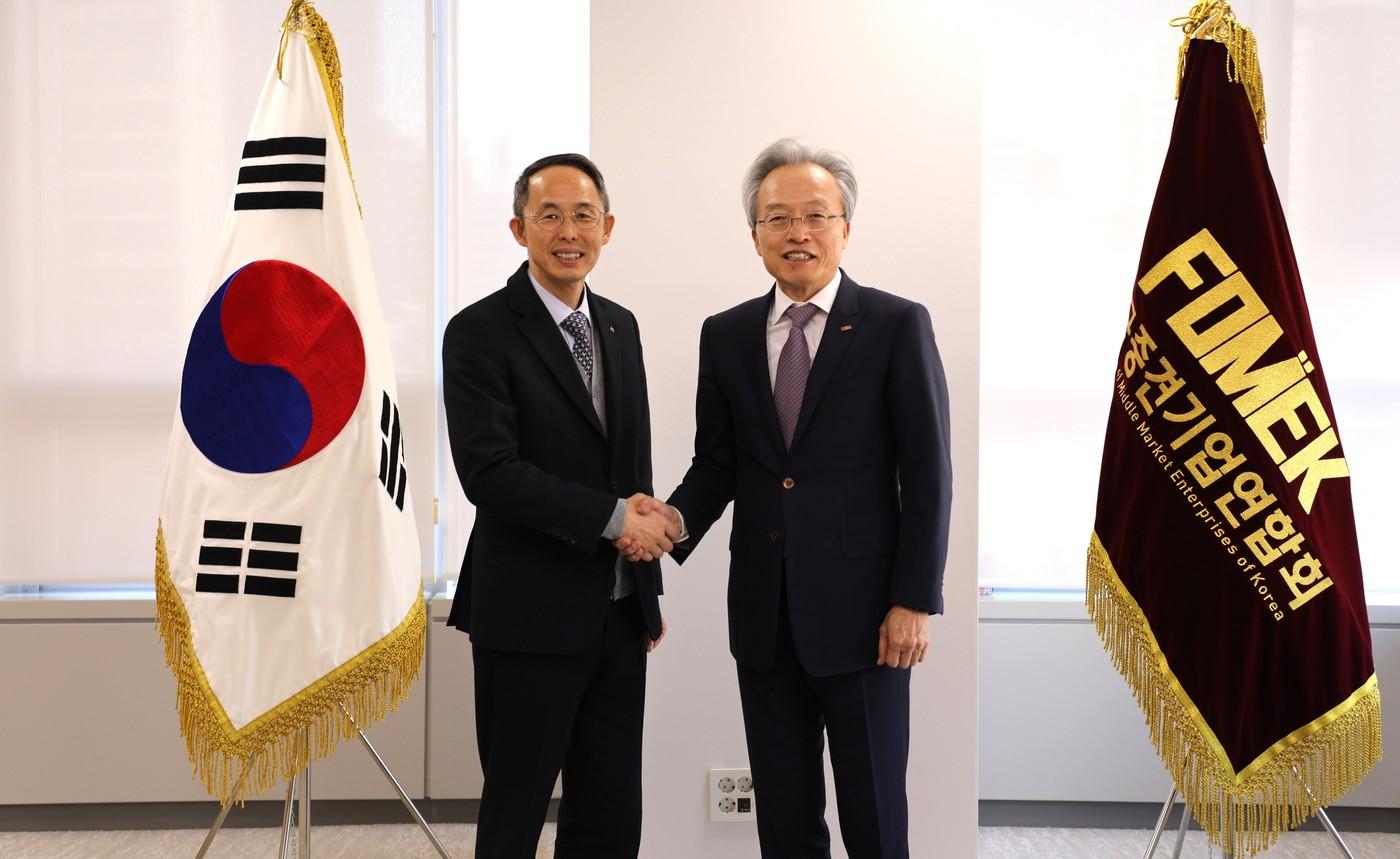 본문 이미지 - 최진식 한국중견기업연합회 회장(오른쪽)과 황기연 한국수출입은행장이 기념사진을 찍고 있다.(한국중견기업연합회 제공)