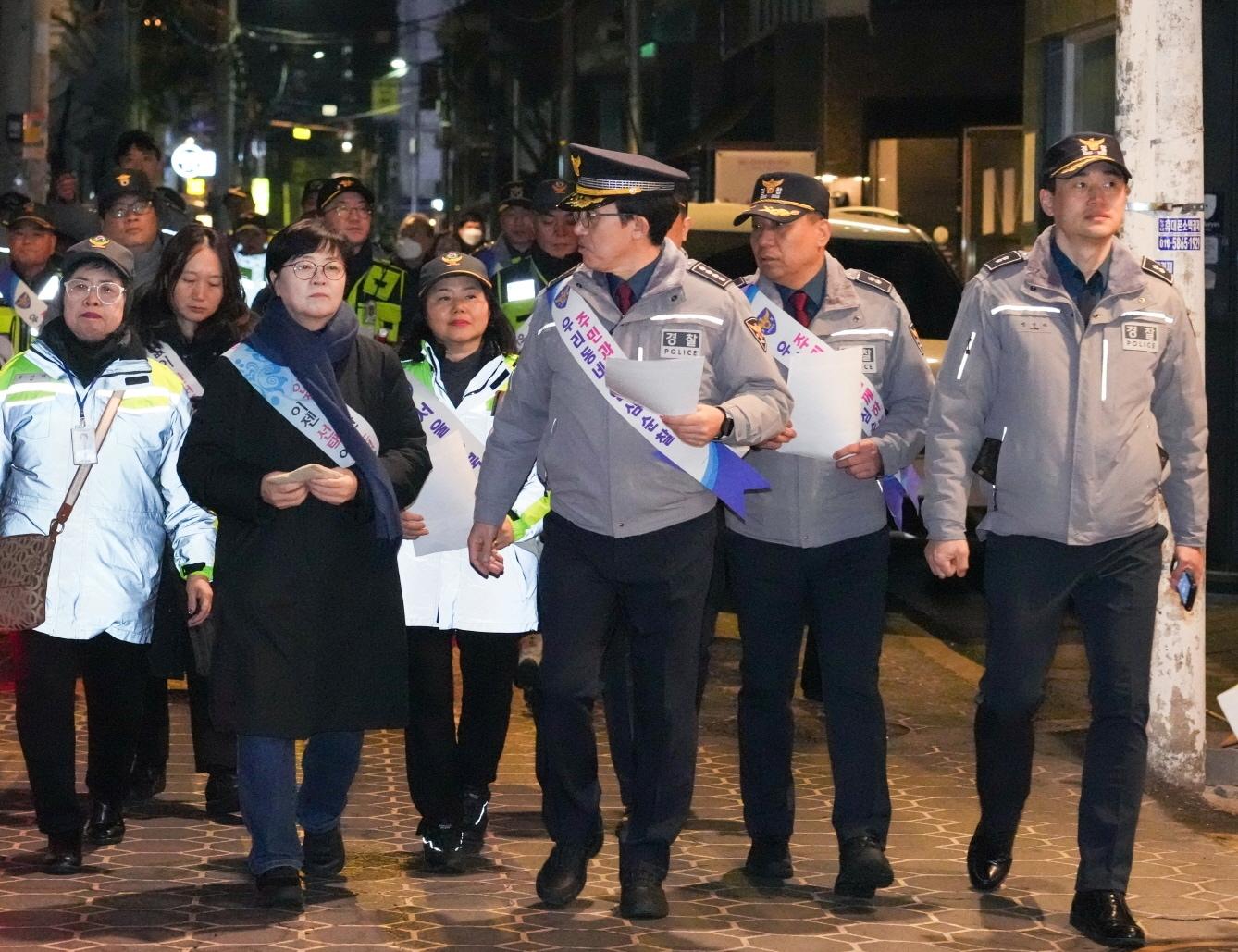 본문 이미지 - 민관경이 함께 야간 도시안전 합동순찰을 하고 있는 모습(강북구 제공)