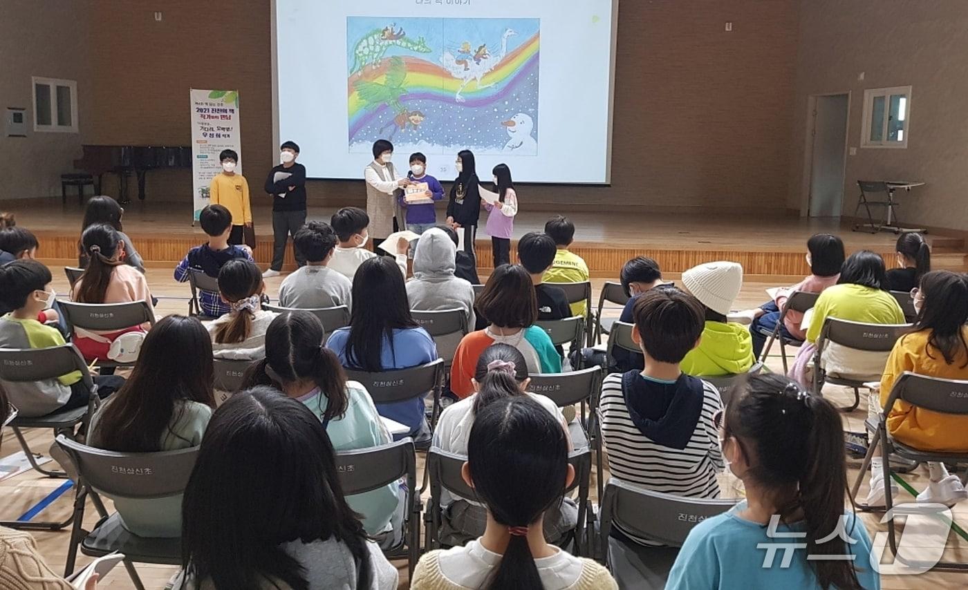 본문 이미지 - 충북 진천군이 선정한 '2025 진천의 책' 작가와의 만남 행사 모습.(진천군 제공, 재판매 및 DB금지)/뉴스1