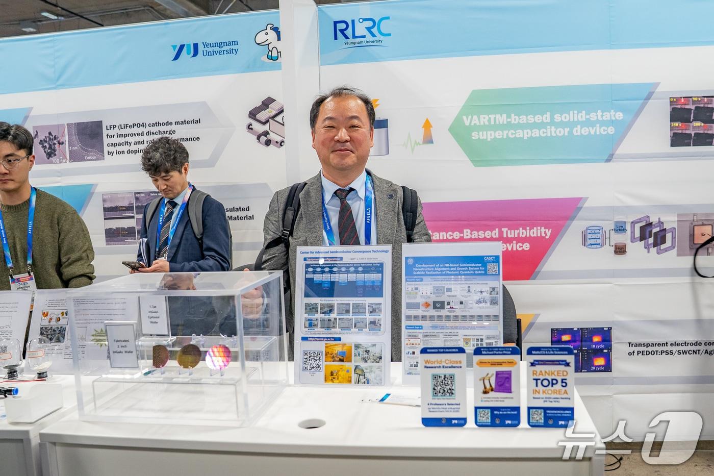 본문 이미지 - CES 2026 전시 부스에서 자체 개발한 양자 핵심 소재 기술을 소개하는 김종수 영남대학교 교수(김종수 교수 제공) /뉴스1