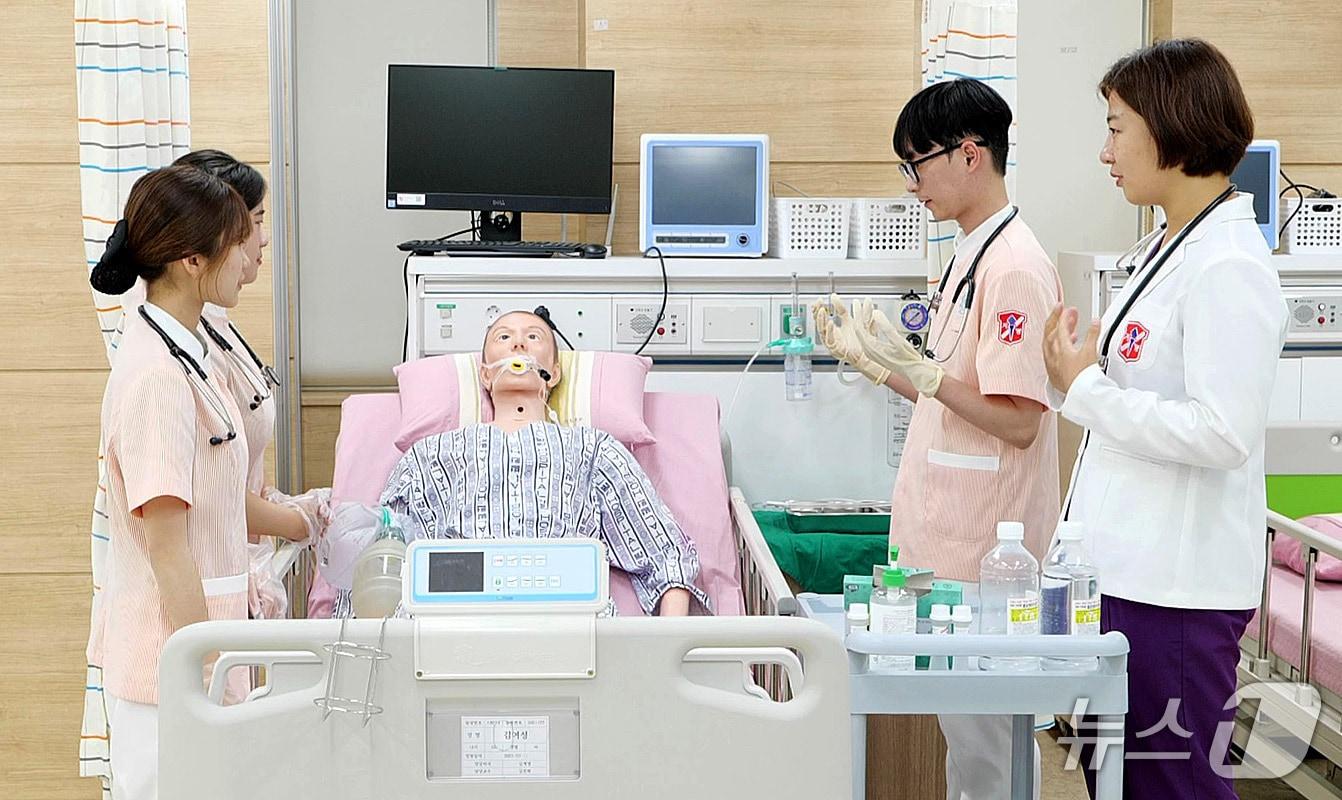 본문 이미지 - 계명문화대 간호학과 실습실에서 학생들이 실습하는 모습. (계명문화대 제공. 재판매 및 DB금지)